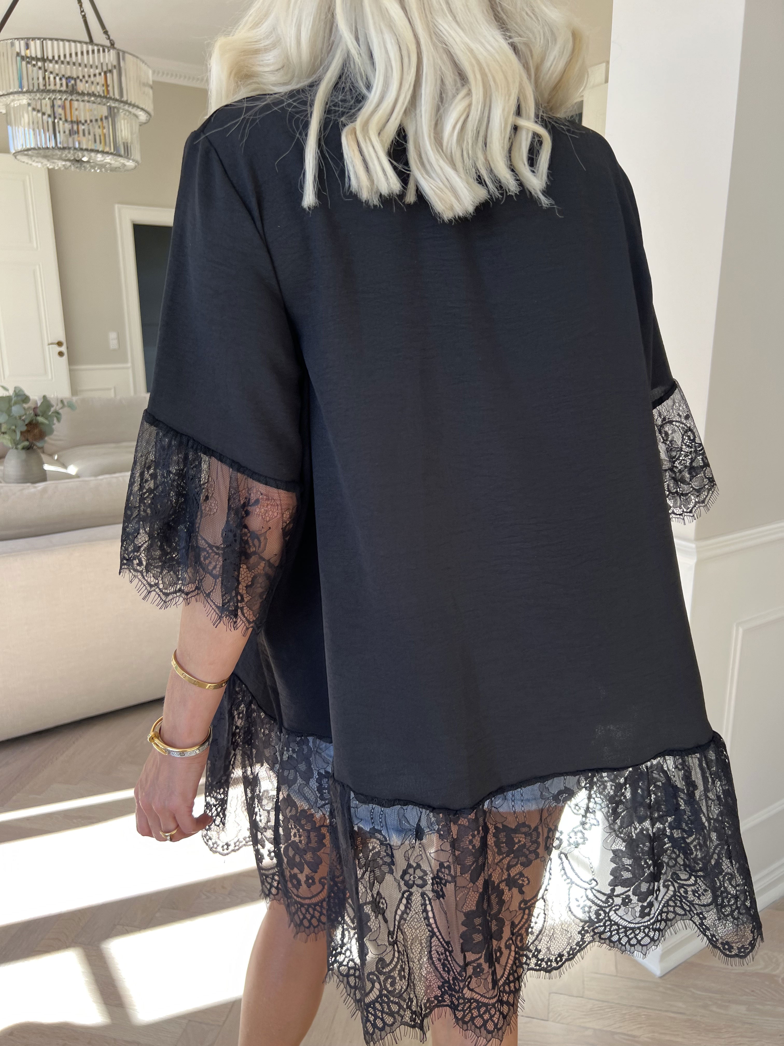 Asta - Sød tunika i viskose med knapper og flæsekanter